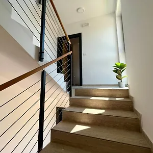 J&n Hill's With Swimming Pool Apartment